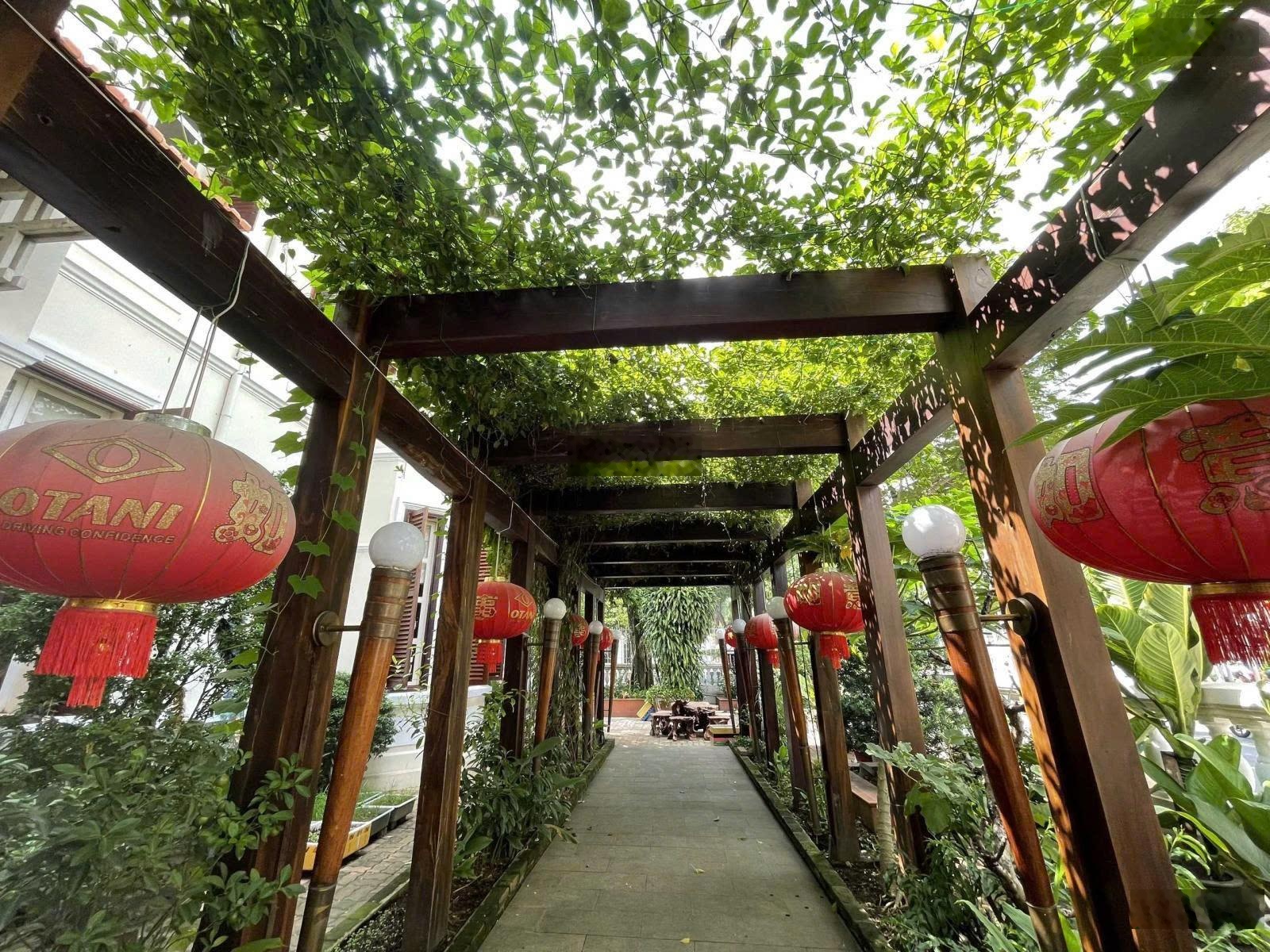 Cho thuê góc 2mt 215 võ thị sáu, p.võ thị sáu, quận 3, dt 25x35m, kết cấu trệt 1 lầu, giá 490tr