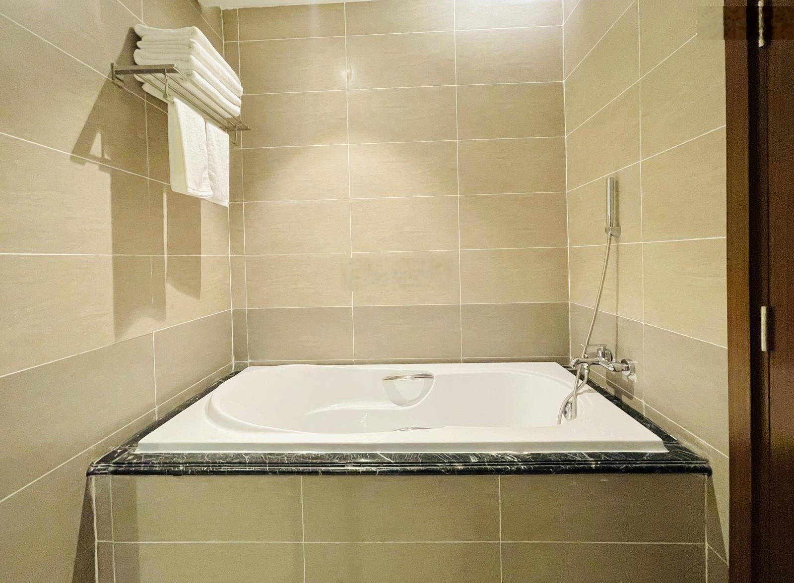 Cực hot - bán căn 2PN 69m2 tòa căn hộ Monarchy full nội thất - cho thuê 25 tr/tháng