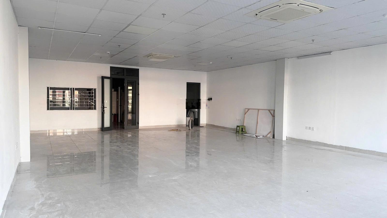 Cho thuê 480m2 sàn, Phú Diễn, đường 32, Văn Tiến Dũng, đường ô tô, vỉa hè, thang máy, hầm để xe