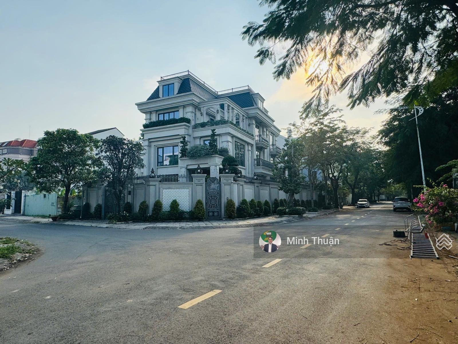 Chính chủ! Bán lô góc 2 MT siêu đẹp - 16x18m - Xây hầm 4 tầng - LG: 16M - View CV - Giá 125tr/m2