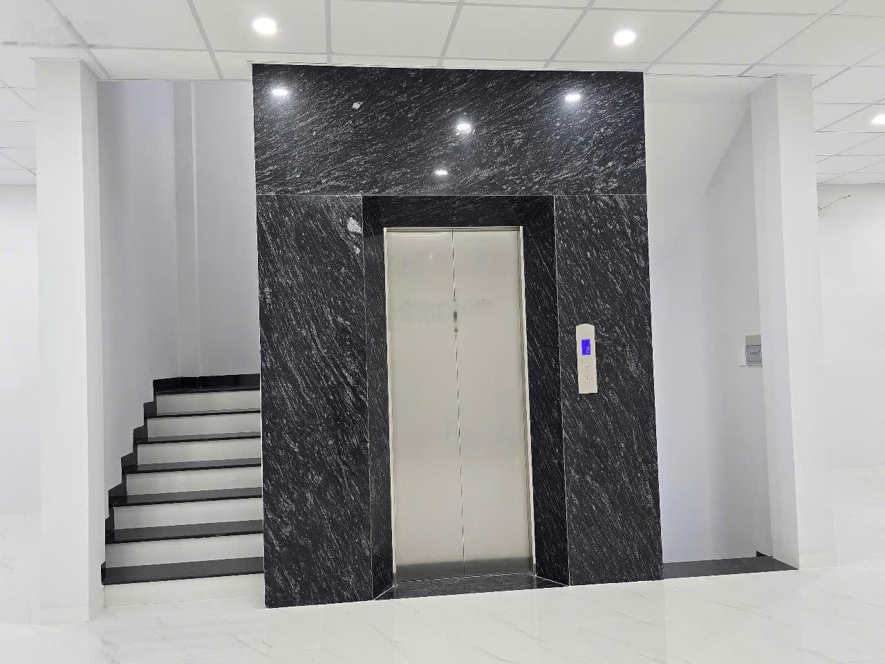 Cho Thuê Nguyên Căn Hẻm 8m Thông Đường Võ Oanh(D3), Phường 25. DT: 8x17m. Trệt 5 Tầng. Thang Máy