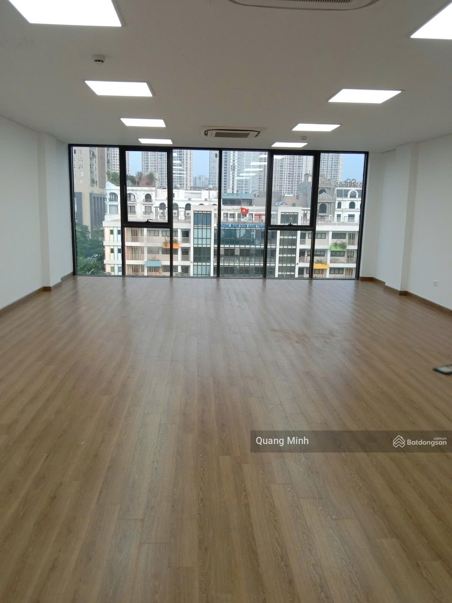 Cho thuê tòa nhà xây mới tinh 5 tầng 21A phố Nguyễn Chánh. DT: 125m2 x 5T. MT: 6m. Có thang máy