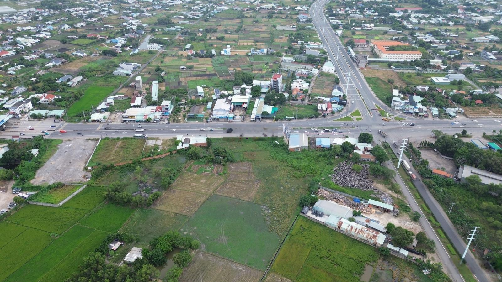 Bán 24000m2 đất mặt đường Quốc Lộ 51, ngay đầu đường Hoàng Sa