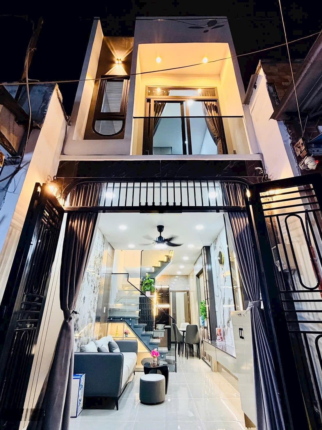 Diện tích to - 3 phòng ngủ - trang bị đủ nội thất - hẻm thông - 25 mét ra mặt tiền đường