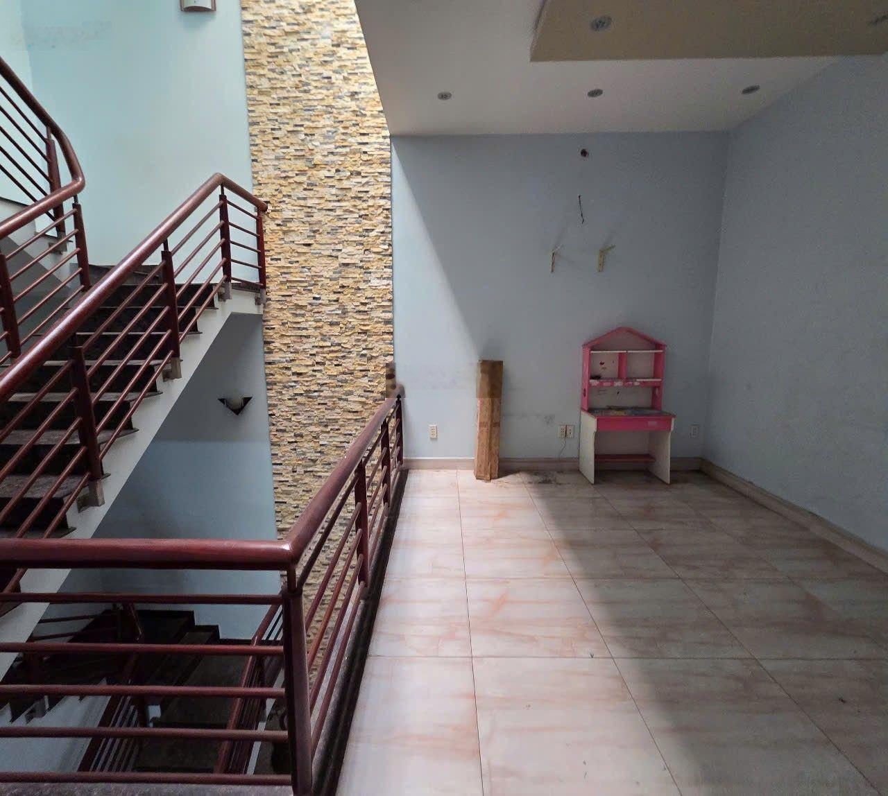 Bán nhà có thang máy diện tích khủng đường to buôn bán kinh doanh diện tích: 5,4 x 20m trệt 3 lầu