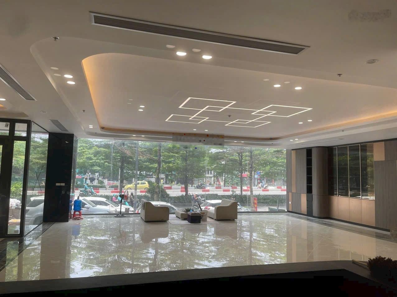 Cho thuê sàn văn phòng tầng 2 phố Duy Tân, 160m2 đẹp, có chỗ để ô tô, giá chỉ 35 triệu/tháng