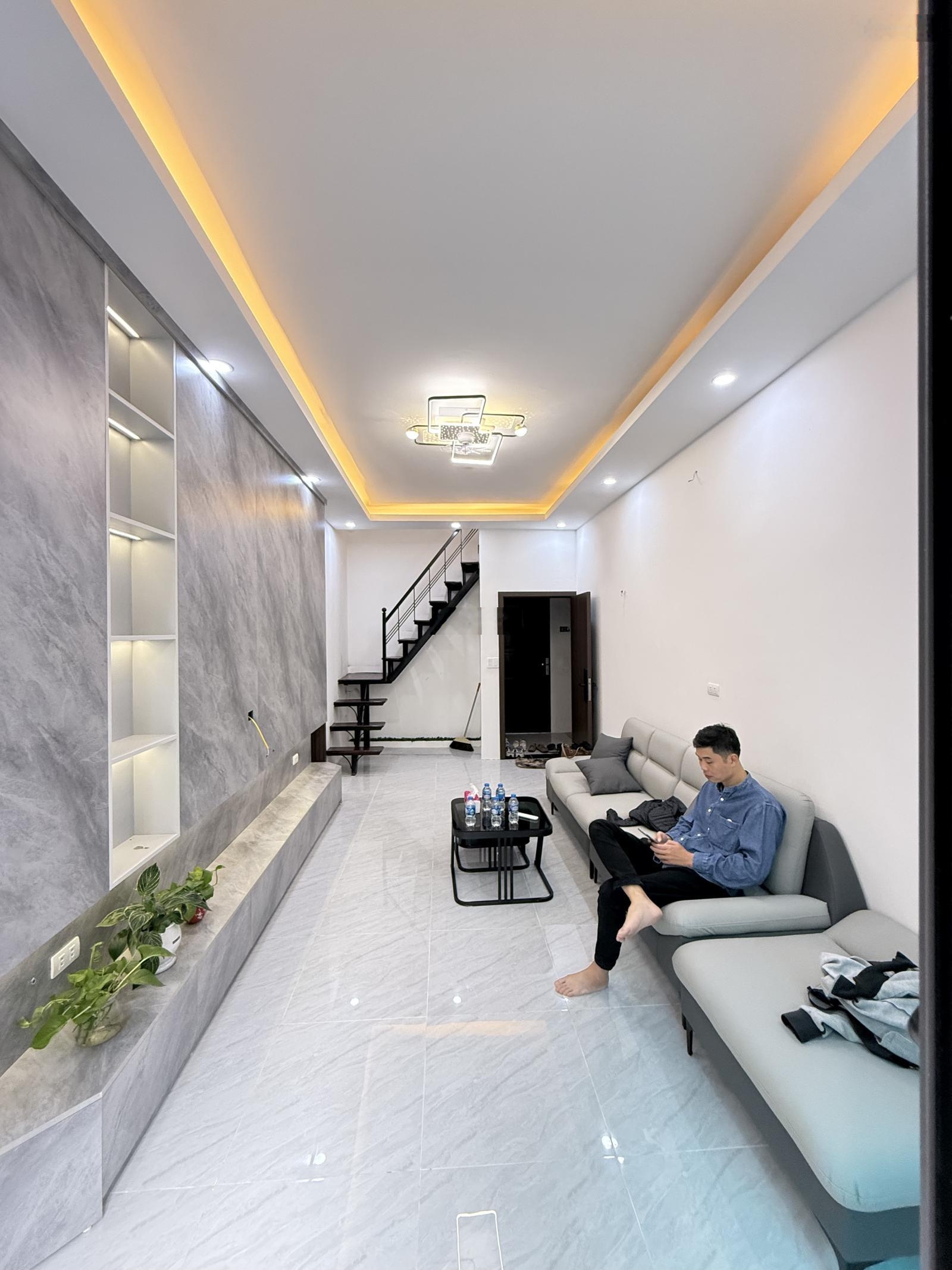 Bán TT 4PN, 2WC tại Kim Liên, Lương Định Của 4,68 tỷ, 115m2, ô tô kinh doanh chân cầu thang