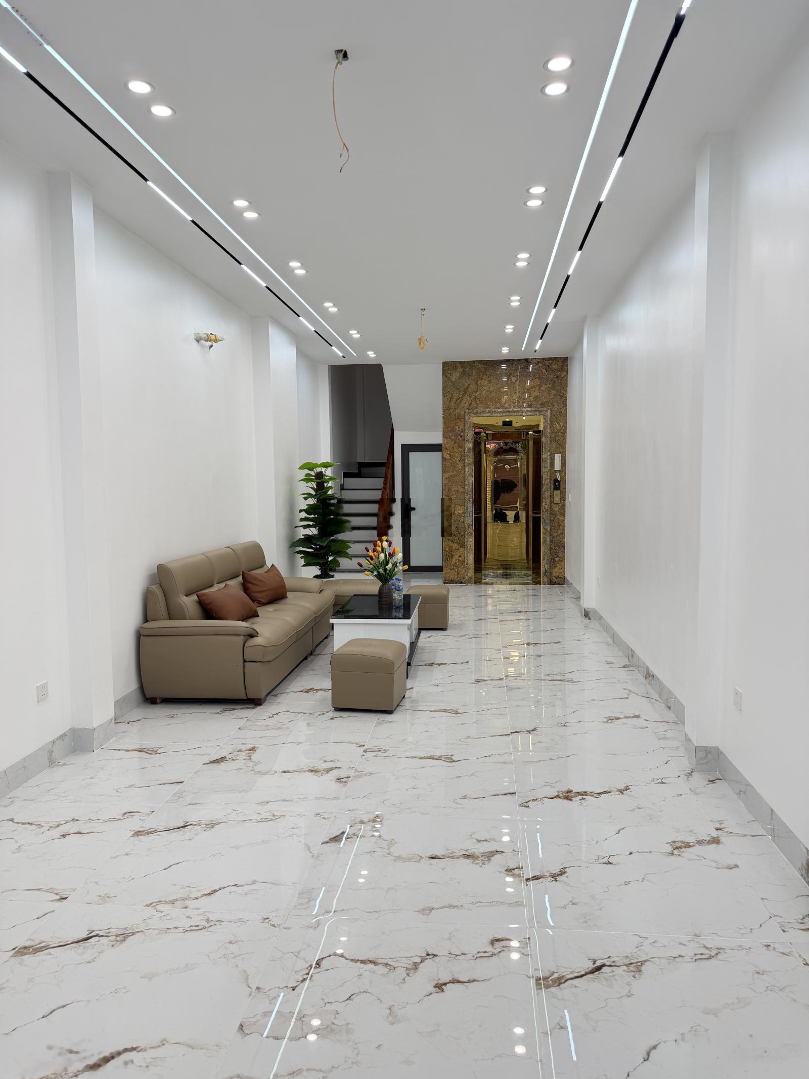 Nhà trung tâm Quận Uỷ Hoàng Mai - bến xe Nước Ngầm 50 m2 - 6 tầng thang máy mới koong - giá 22.8 tỷ