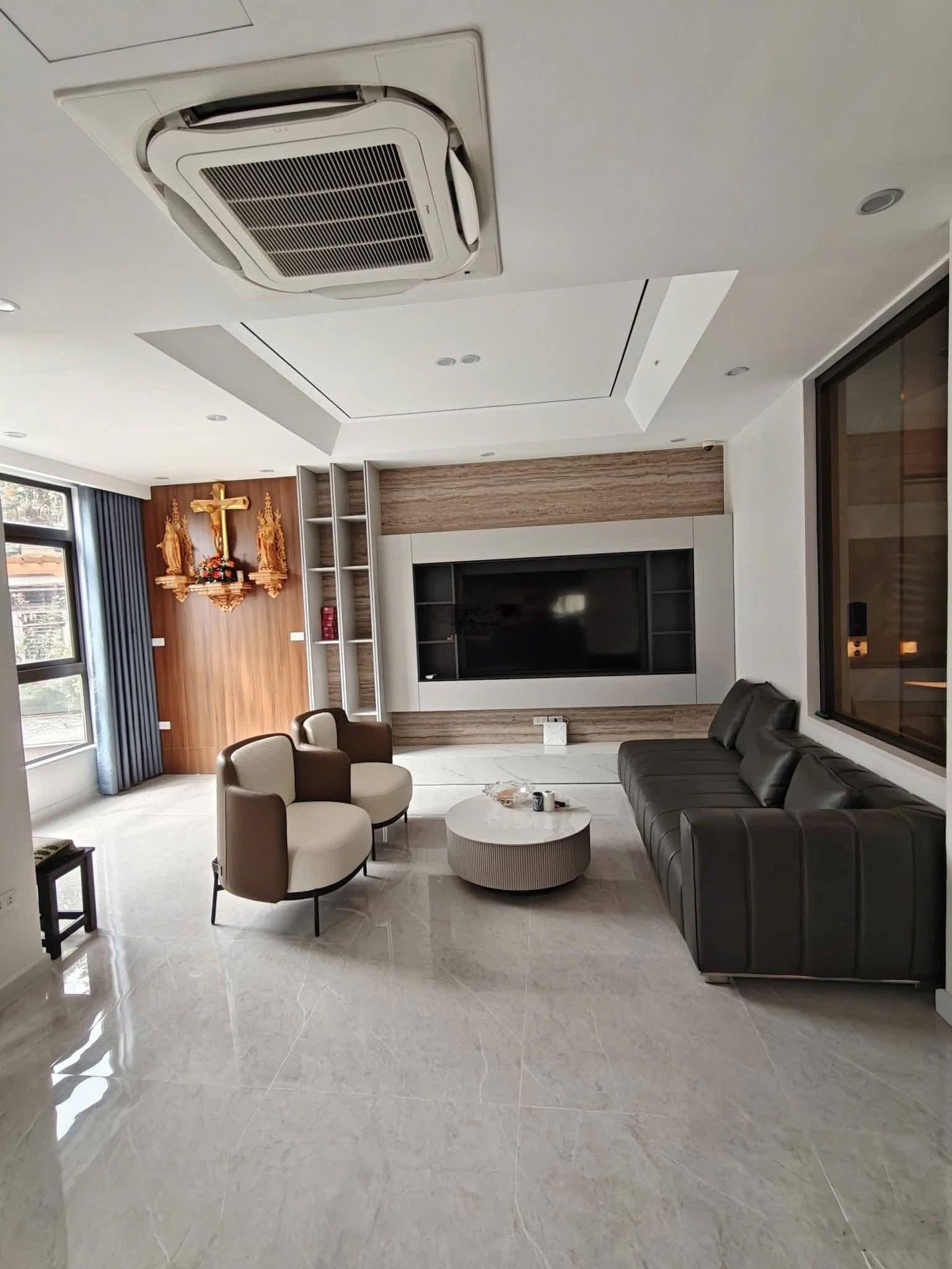 Bán nhà phố hồng tiến , dt 30m2 * m tiền 5.5m , nhà 5 tầng kinh doanh , gara oto , chỉ 1 nhà ra phố