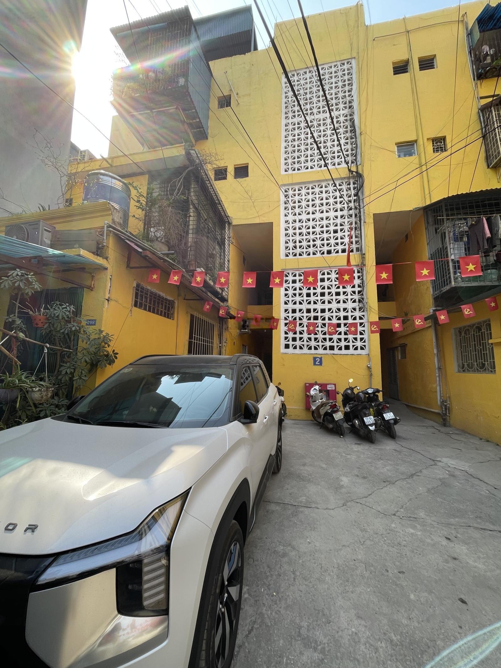 Tập thể tầng 1 Nam Thành Công Hoàng Ngọc Phách sổ 43m2 SD ~90m2 | 3PN khách + Bếp | 2WC