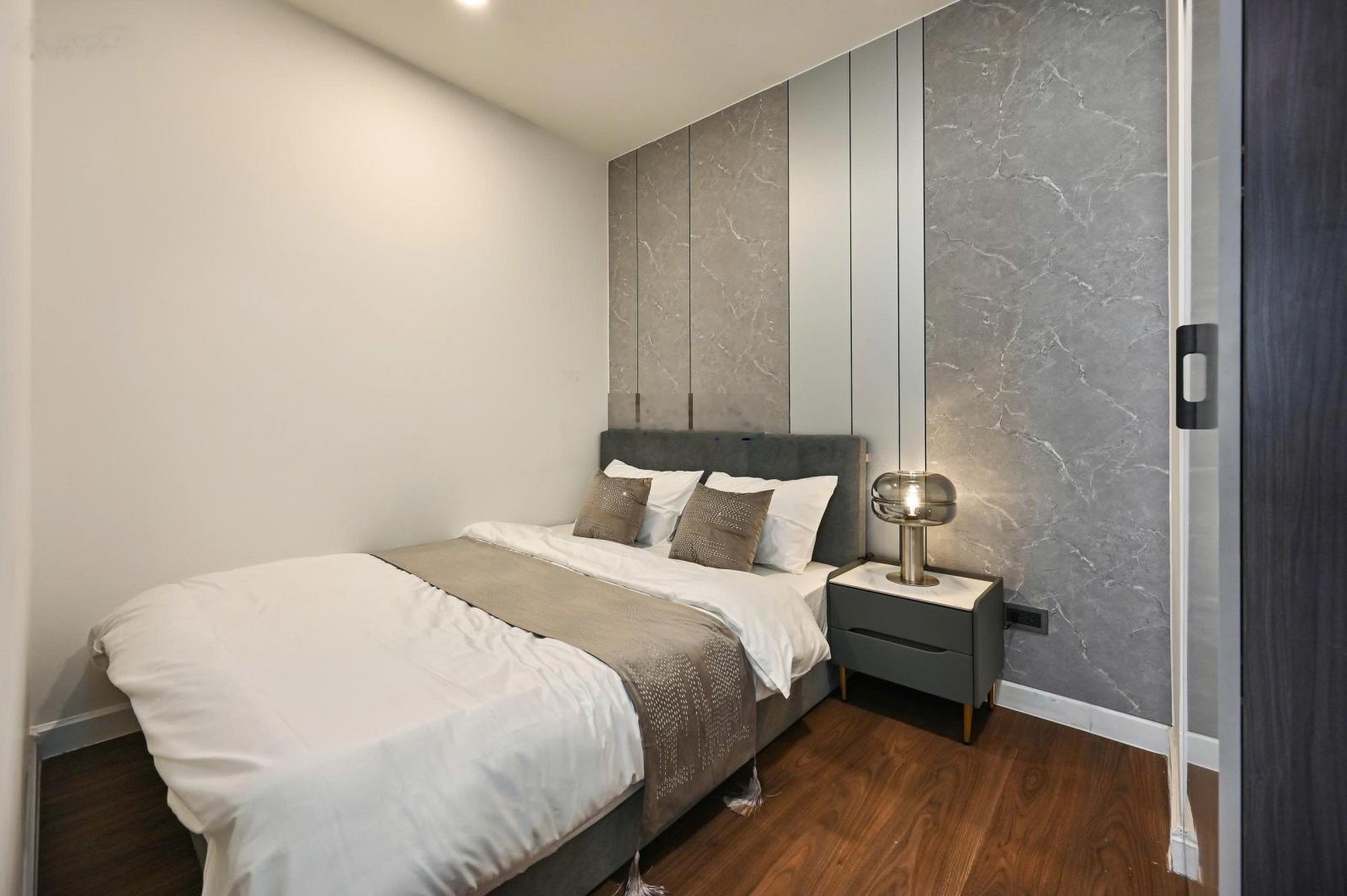 Thuê Saigon Royal 2PN 60m2 ban công nội thất mới 100% cao cấp sát Bến Vân Đồn quận 4 LH 0775924600