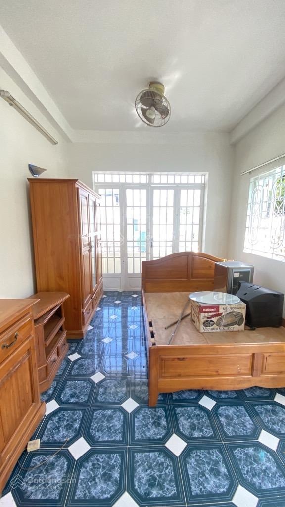 Vị trí sầm uất - lô góc - ngang 11m - 4 tầng BTCT - cách MT đường 5m