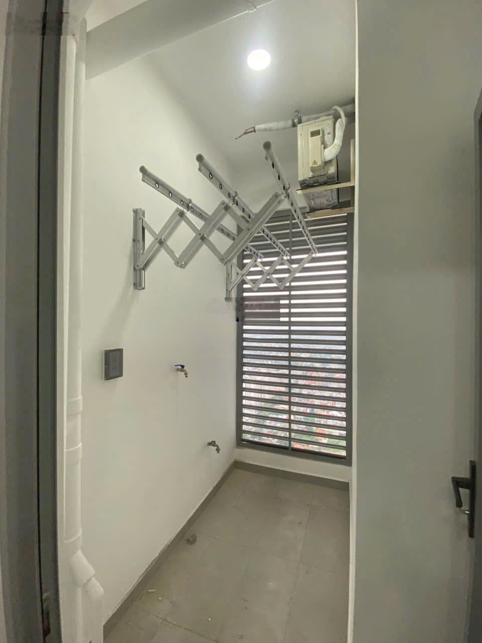 Cho thuê 2PN 2WC nhà có bếp, máy lạnh, rèm lầu cao giá 7.5tr/th, liên hệ nhanh để thuê