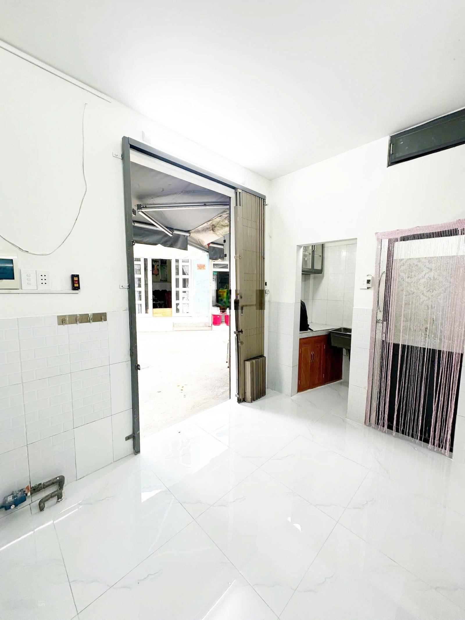 Nhà mới đẹp 3 tầng Kênh Tân Hoá, ngay chợ, hẻm nhựa 5m thông, giá 2,33 tỷ TL