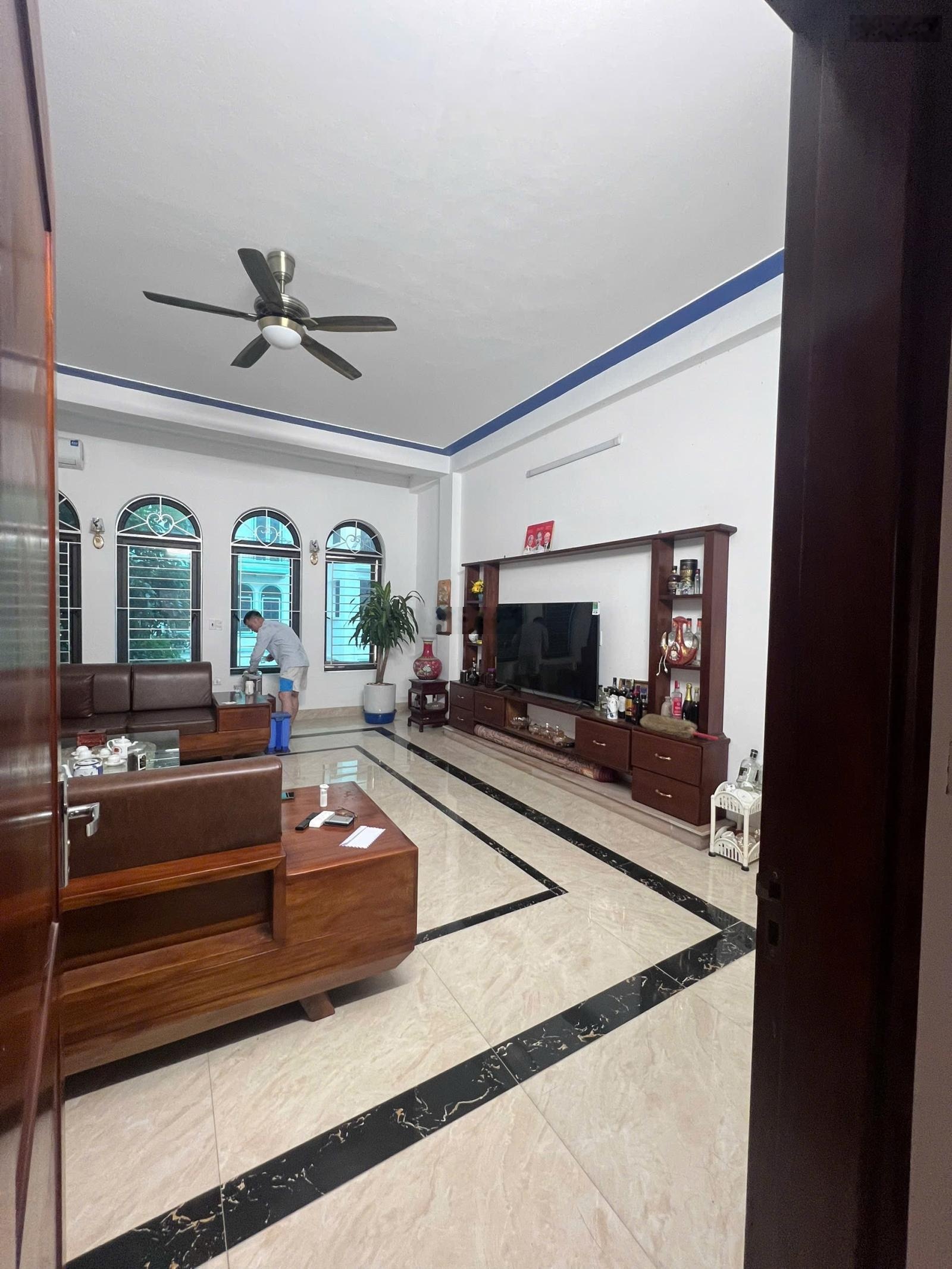 Chính chủ cho thuê căn nhà 5tầng, 5.5m mặt tiền. Vị trí sầm uất, mặt tiền đường 24m Sky. Full đồ