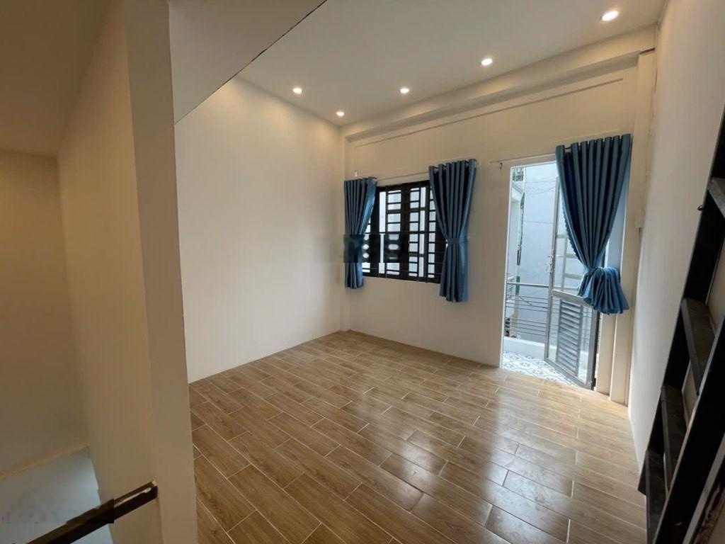 Nhỉnh 2 tỷ nhà trung tâm - 16m2 nhỏ xinh dễ mua bán - gần siêu thị - gần sân bay - sân to để xe