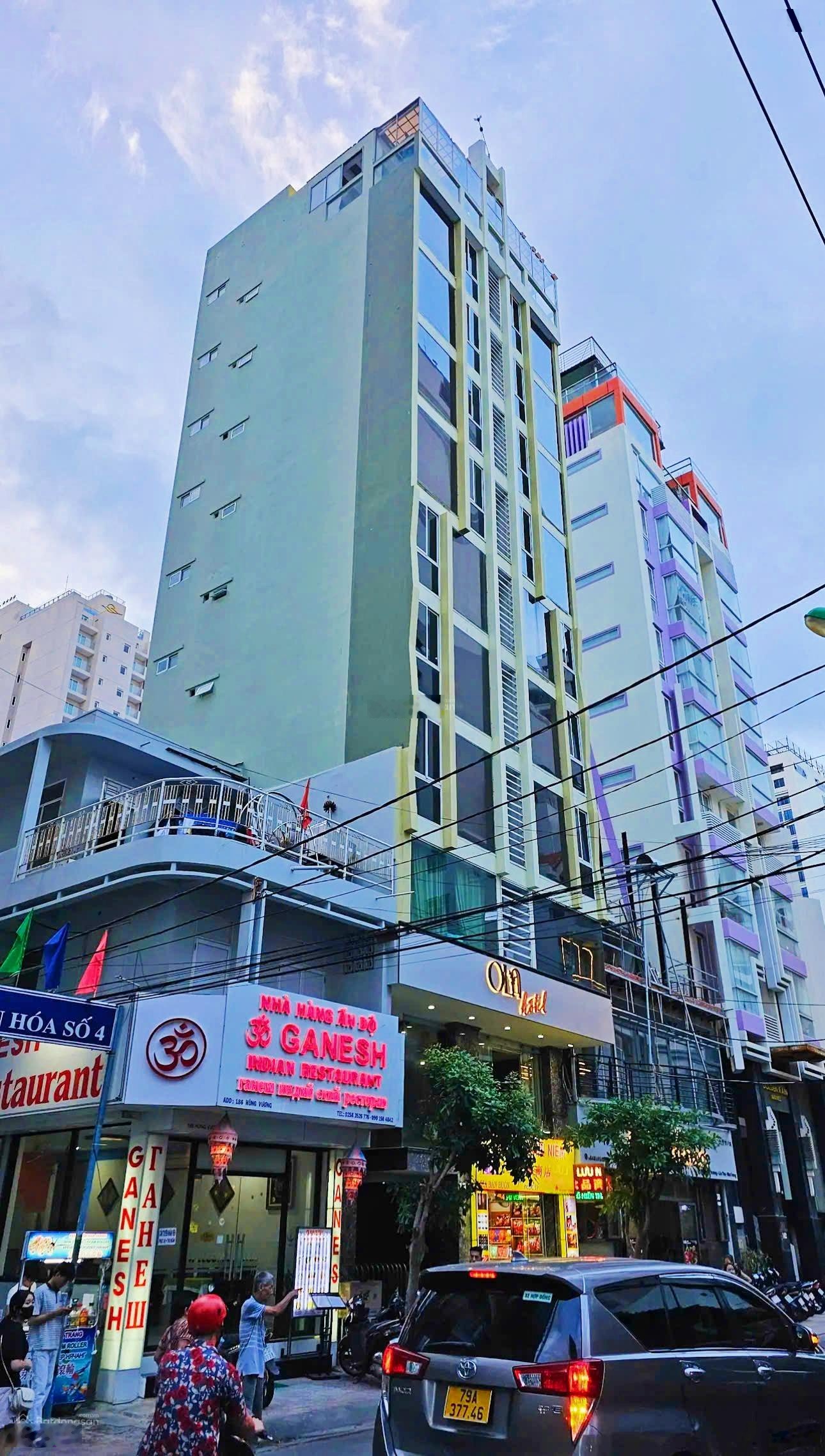 Khách sạn 12 tầng - mặt tiền Hùng Vương. Cách biển Trần Phú: 280m. Giá: 40 tỷ