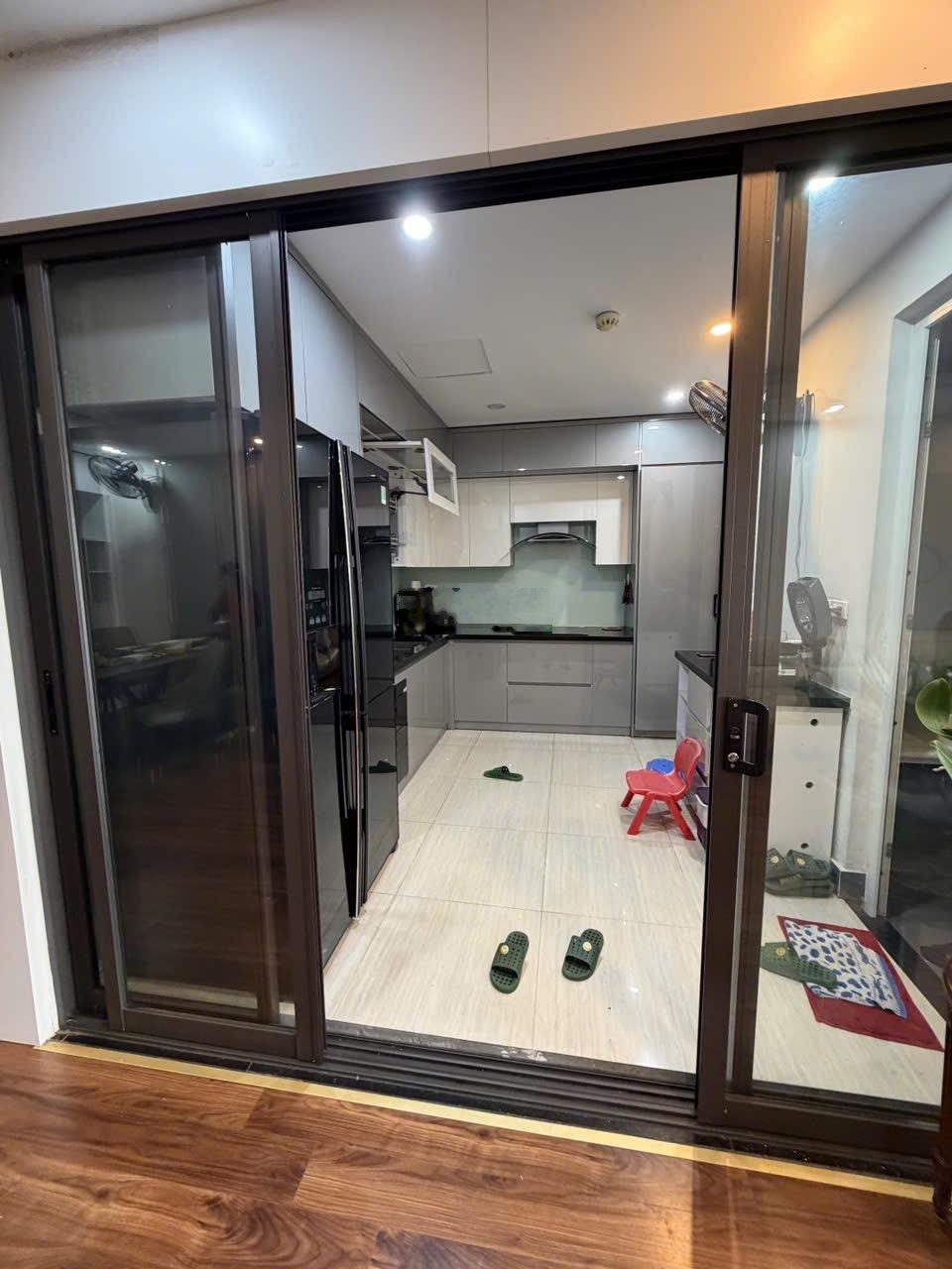 Cho thuê căn hộ tòa MD Complex Nguyễn Cơ Thạch,,dt 95m,2pn,2 vs có slot để xe, lh 0983816388