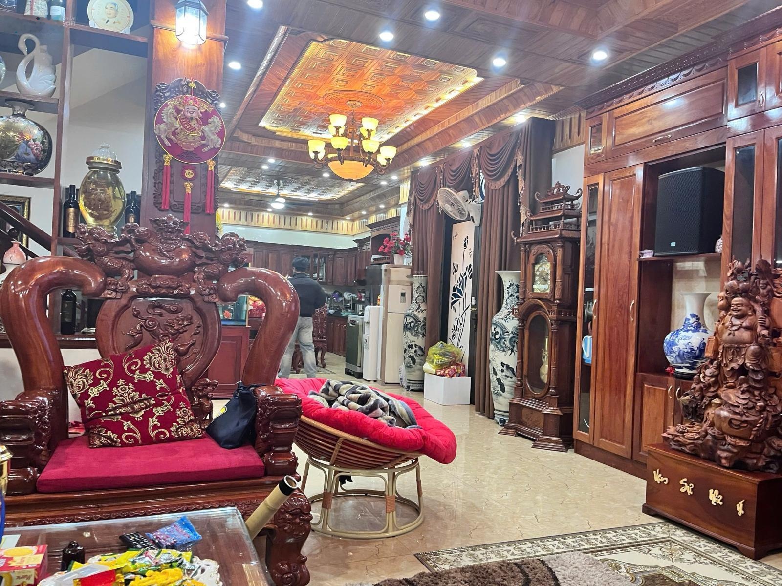 Bán nhà 3 tầng mặt phố Phan Chu Trinh, Vĩnh Phúc giá siêu hời 12,6 tỷ, 170m2, 8m mặt tiền