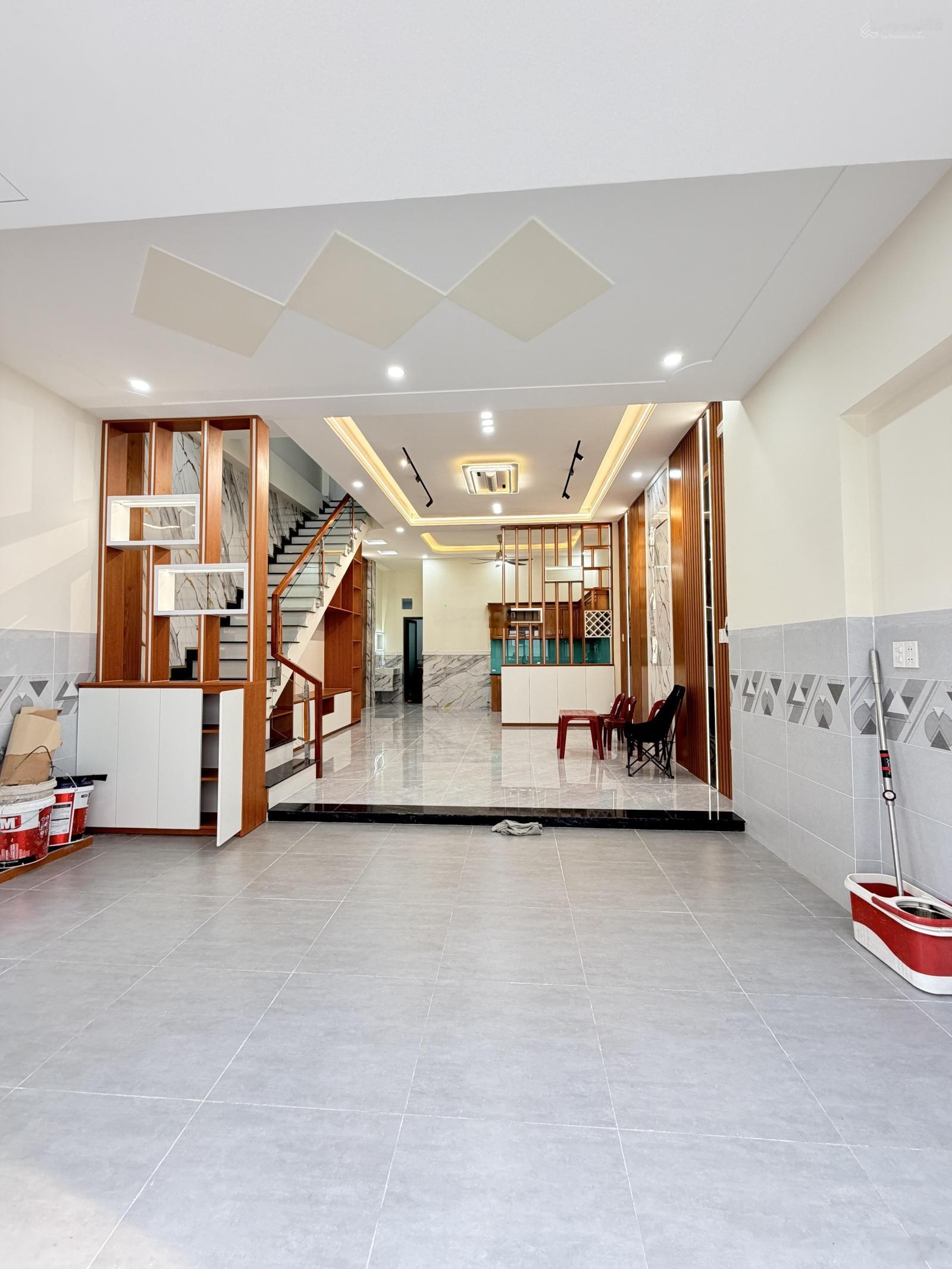 Chủ gửi bán nhà 1 trệt 1 lầu, phường Biên Hoà. DT: 5,4x15=80m2. Giá: 3tỷ700 đường xe hơi