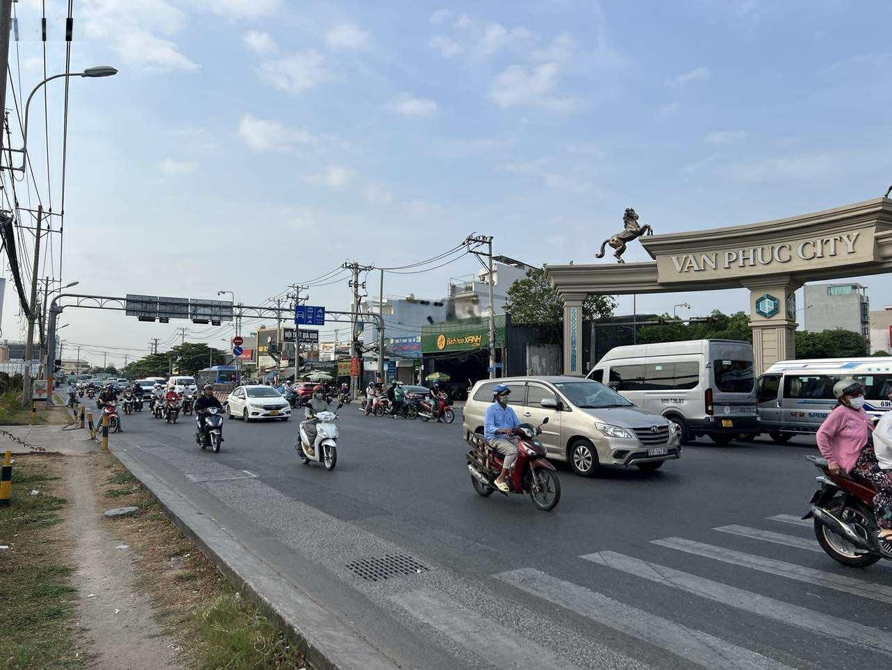 Bán lô đất 8mx40m 24 tỷ mặt tiền QL13, Hiệp Bình Phước đang có HĐ thuê 45 triệu