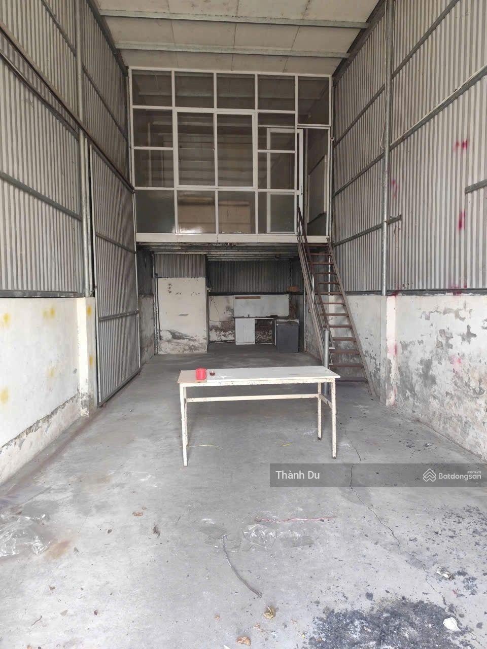 Cho thuê kho Bát Khối, Cự Khối 70m2 mặt tiền 4.5m ô tô vào, gần cầu Thanh Trì giá 4 tr / tháng