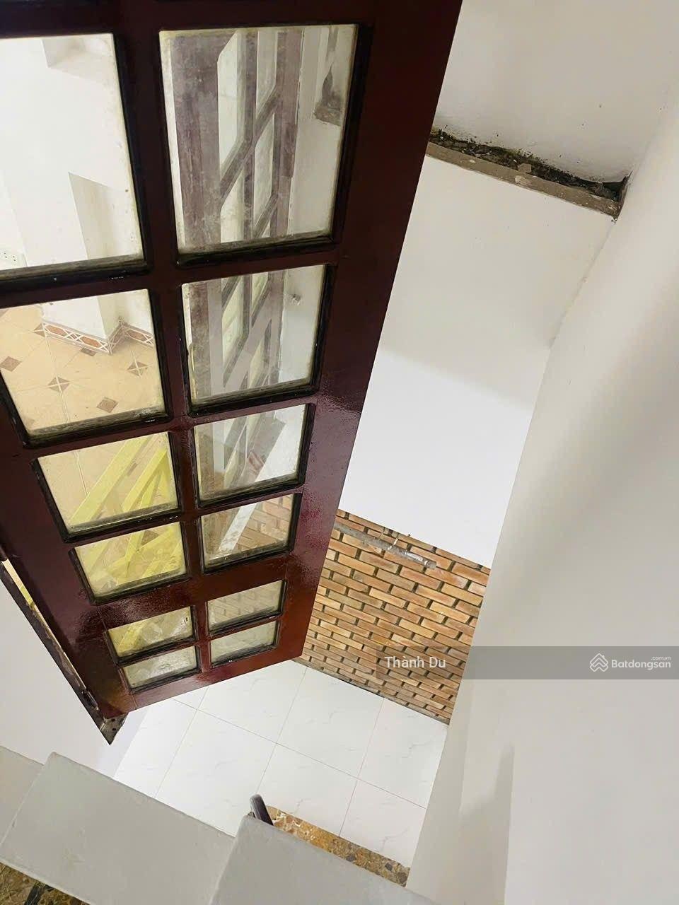 Cho thuê nhà nguyên căn Ngọc Lâm, gần chợ , bến xe, ga Long Biên ô tô đỗ cửa, 6 phòng ngủ 14tr