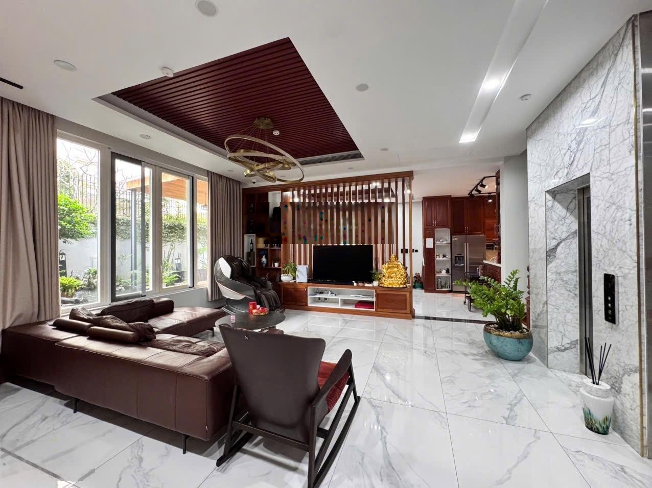 Bán Nhà Thái Mái Ngói 3 Tầng 210m2 (15x17.5) Sân Vườn chỉ 37.2 tỷ. Đường Trần Não, Quận 2.