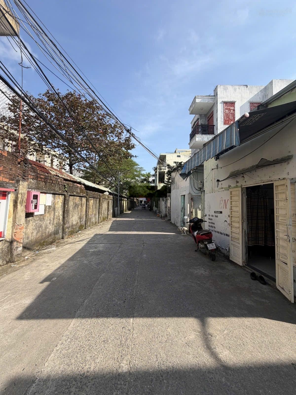 Nhà lô góc - kiệt 2 ô tô tránh nhau - vị trí cực đẹp - gần đường chính