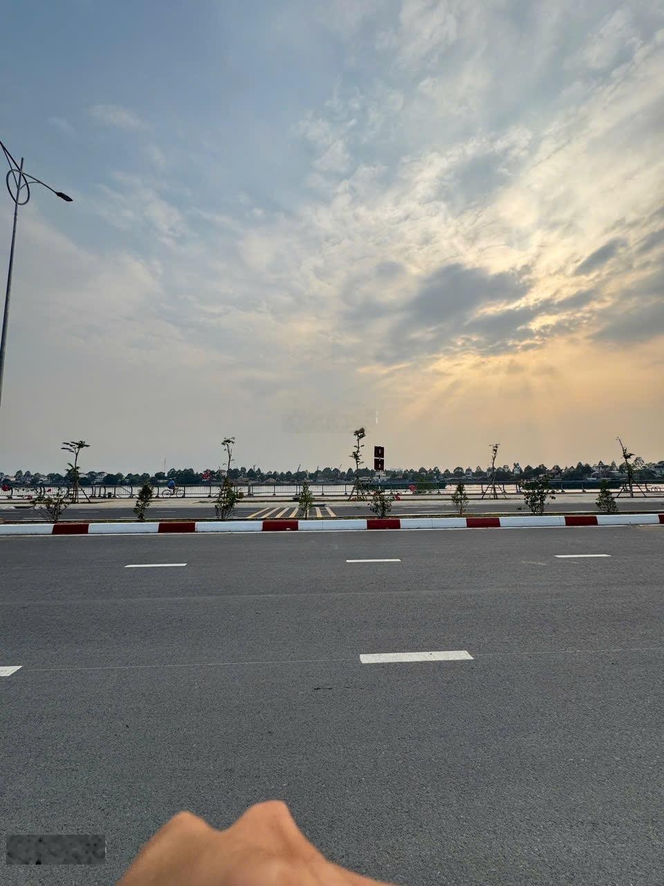 Bán đất mặt tiền view sông Đồng Nai, mặt tiền đường 34m. DT: 852m2 (ngang 27m). Giá chỉ 39,99 tỷ