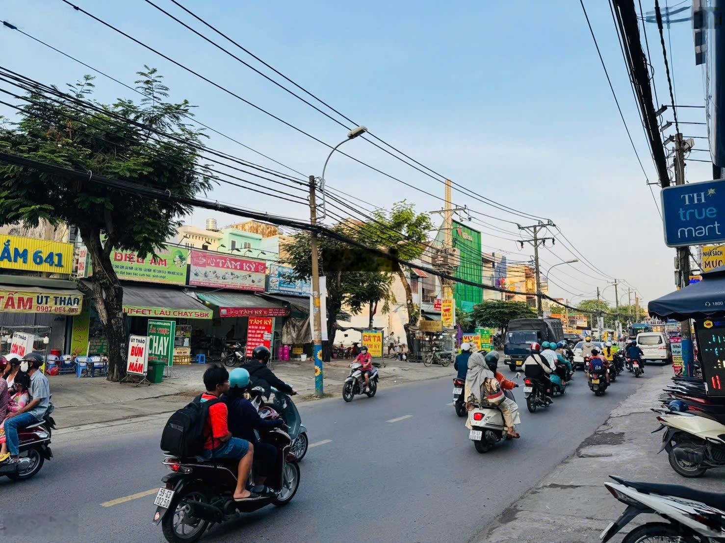 Nhanh tay sở hữu lô đất mặt tiền Nguyễn Duy Trinh KDC 10 mẫu có lề đường rộng rãi