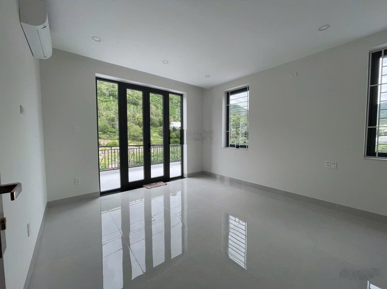 Cho thuê căn Villa mới, góc 2 mặt tiền gần biển, đường lớn Ngô Văn Sở, phường Bắc Nha Trang