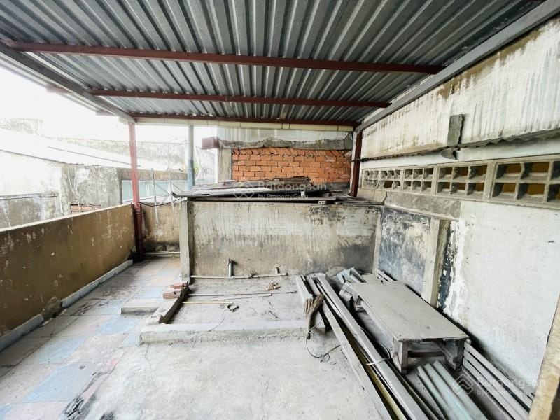 Mặt tiền kinh doanh nguyễn chí thanh gần bv chợ rẫy - dt 90m2 ngang 4.6m - có lề.