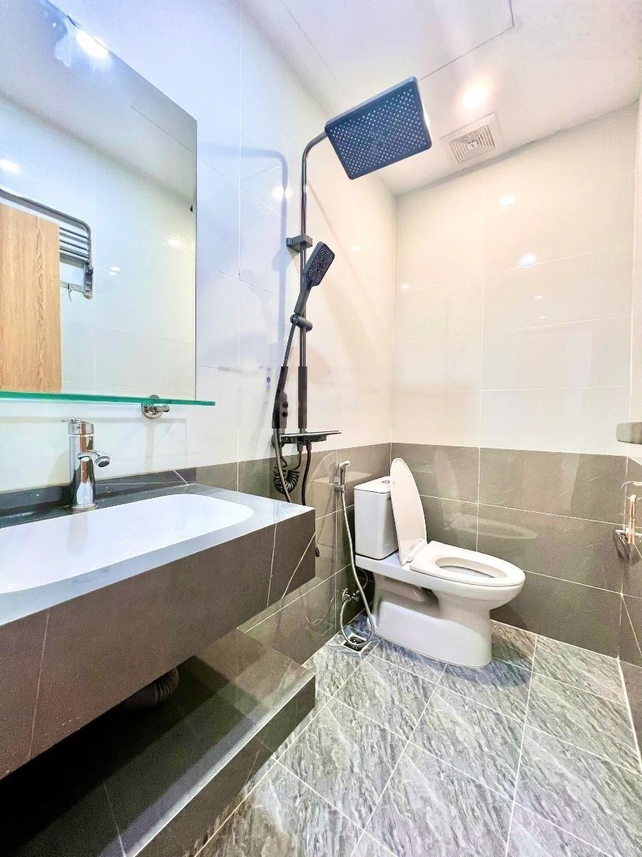 Bán CHCC 70m2, 2N, phố Chùa Láng - Nguyễn Chí Thanh - Full nội thất - căn góc - ban công rộng