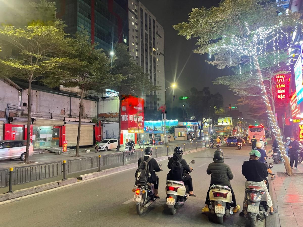 Cho thuê nhà mặt phố Nguyễn Lương Bằng,Diện tích: 450m2 thông sàn,MT 9m, mọi mô hình