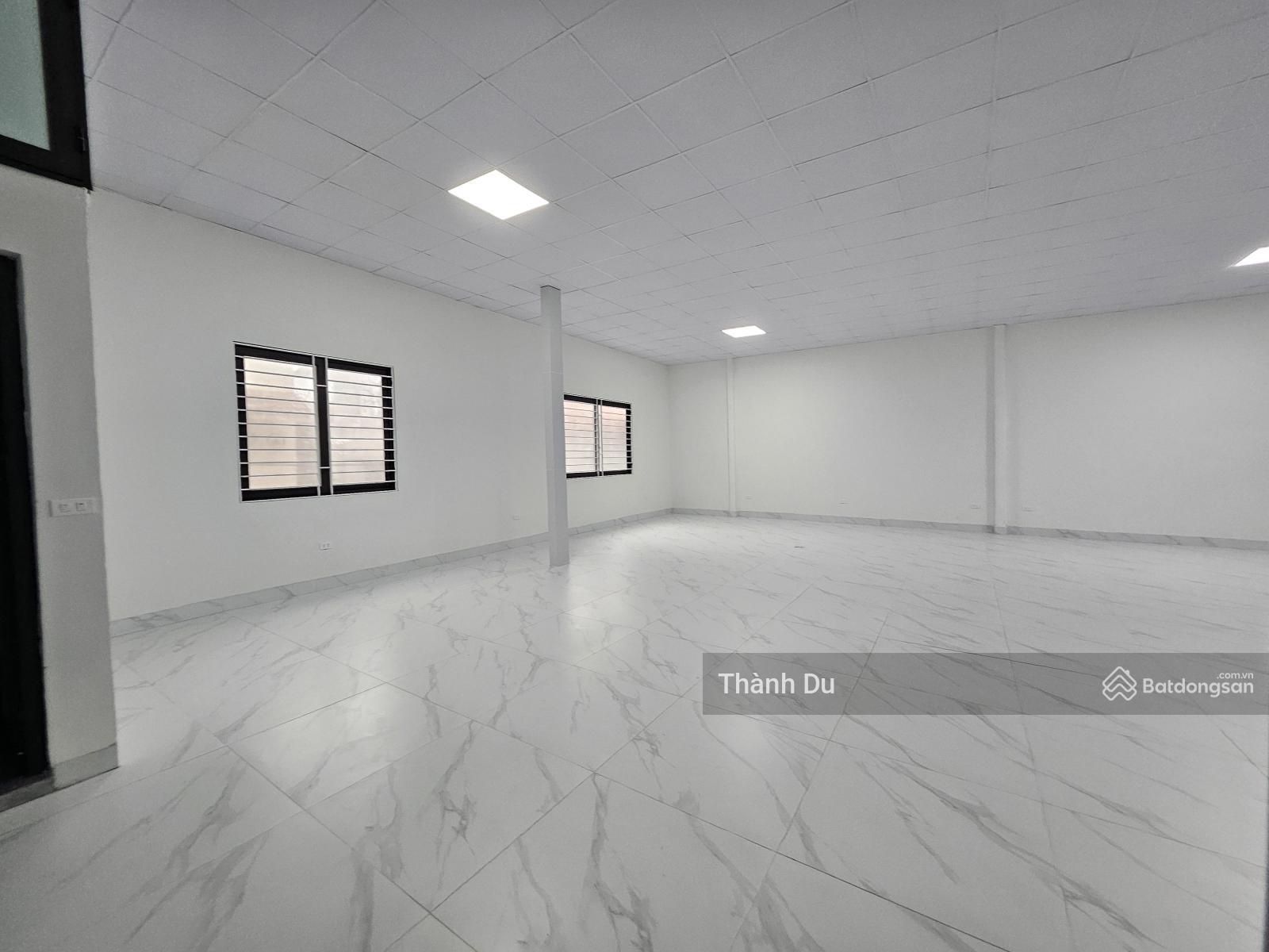 Cho thuê 400m2 mặt bằng văn phòng ngân hàng, siêu thị nguyên căn mặt phố Nguyễn Văn Cừ