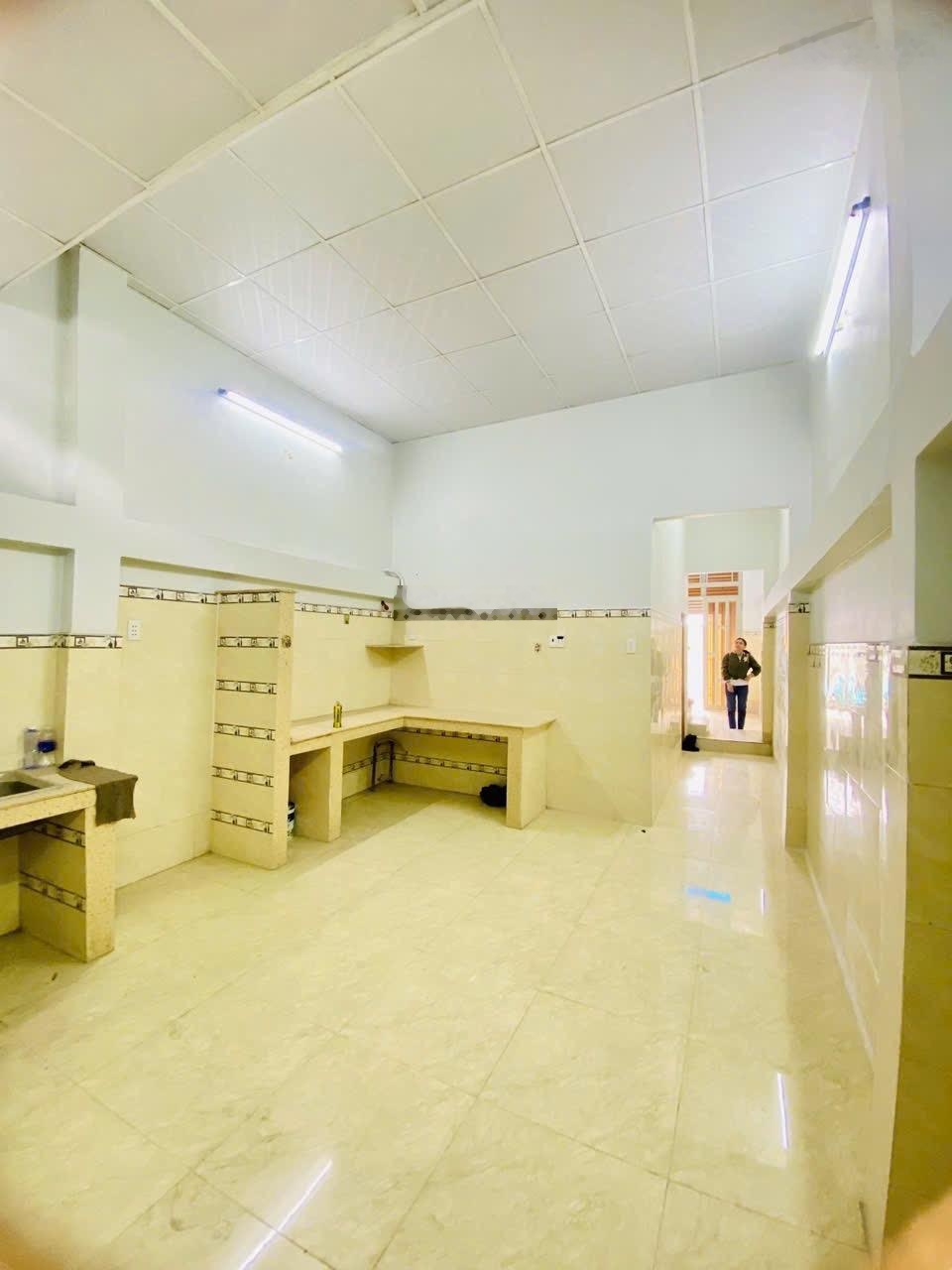 Nhà Bình Tân hẻm xe tải thông kinh doanh DT: (4x16,5) 66m2, giá 3.6 tỷ