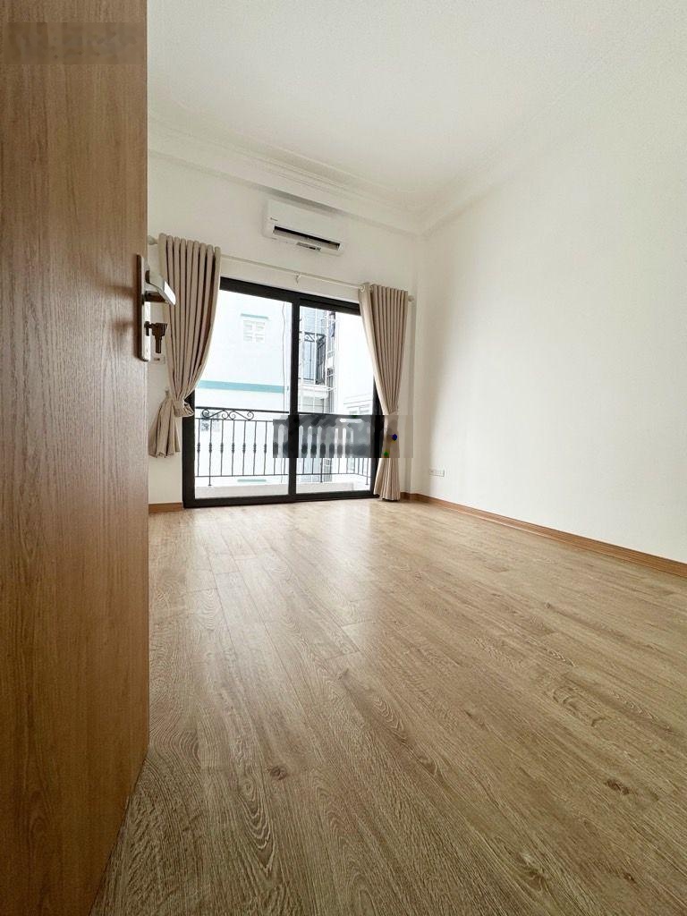 Kim Giang 9,6 tỷ. 5 tầng mới. Có sân để xe rộng. Gần phố