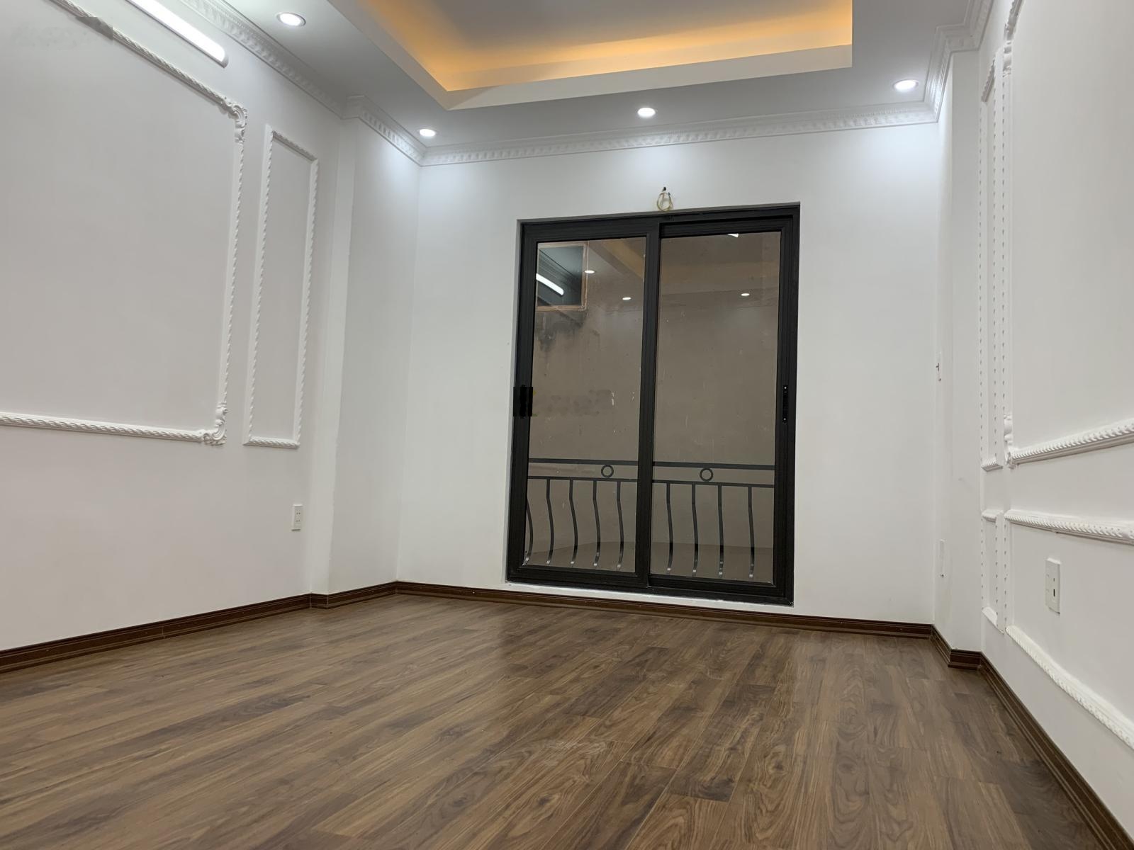 Bán nhà mới tinh- cự khối, long biên - giá hời đón tết