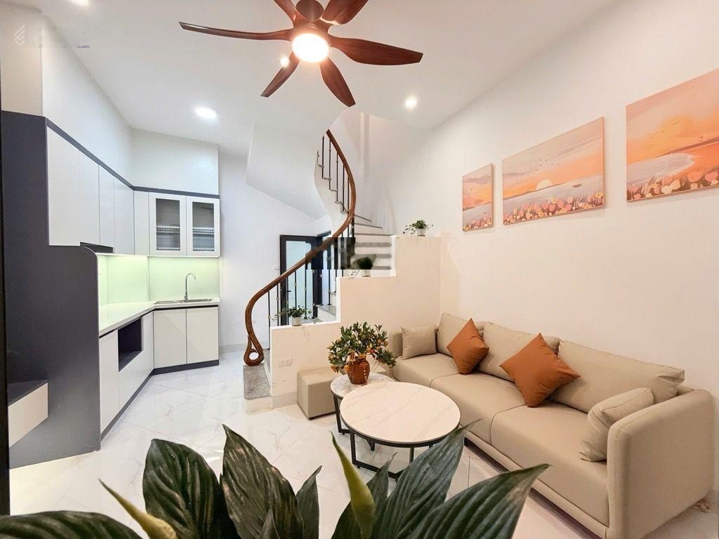 Khương Trung 5 tầng 6.9 tỷ full nội thất. Vài bước ra ôtô. Gần chợ, trường các cấp