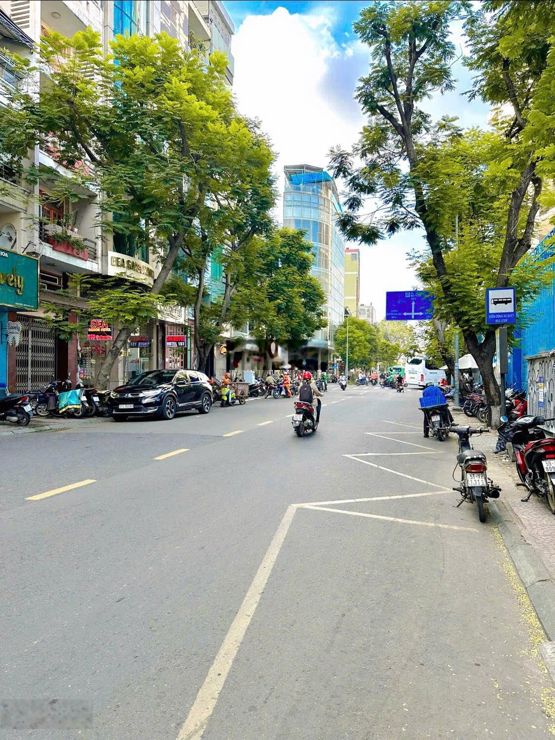 Hiếm! Bán nhà mặt tiền Calmette, P. Nguyễn Thái Bình, Quận 1 DT 13x20m, NH, HĐT 500tr/th