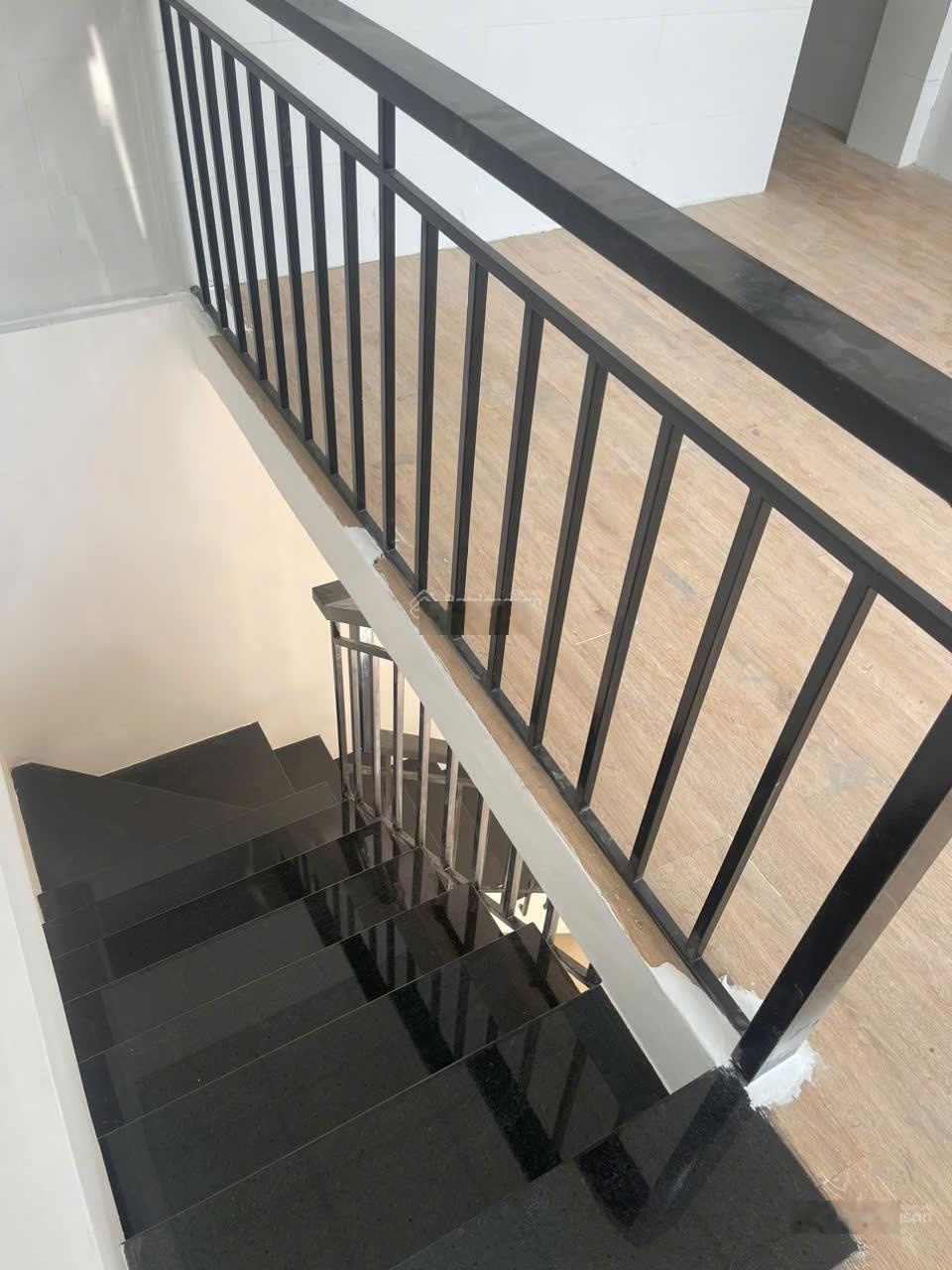 Bán nhà 2 tầng gần đường Quốc Lộ 13 48m2 ngang 4m đối diện Vạn Phúc chỉ 4,3 tỷ