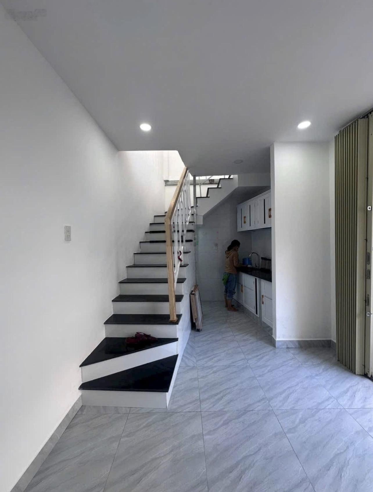 Nhà mới đón tết gần biển. Cách đường Tháp Bà 50m. Nhà 1 trệt 1 lầu, ngang gần 6m. Cách bờ kè 60m