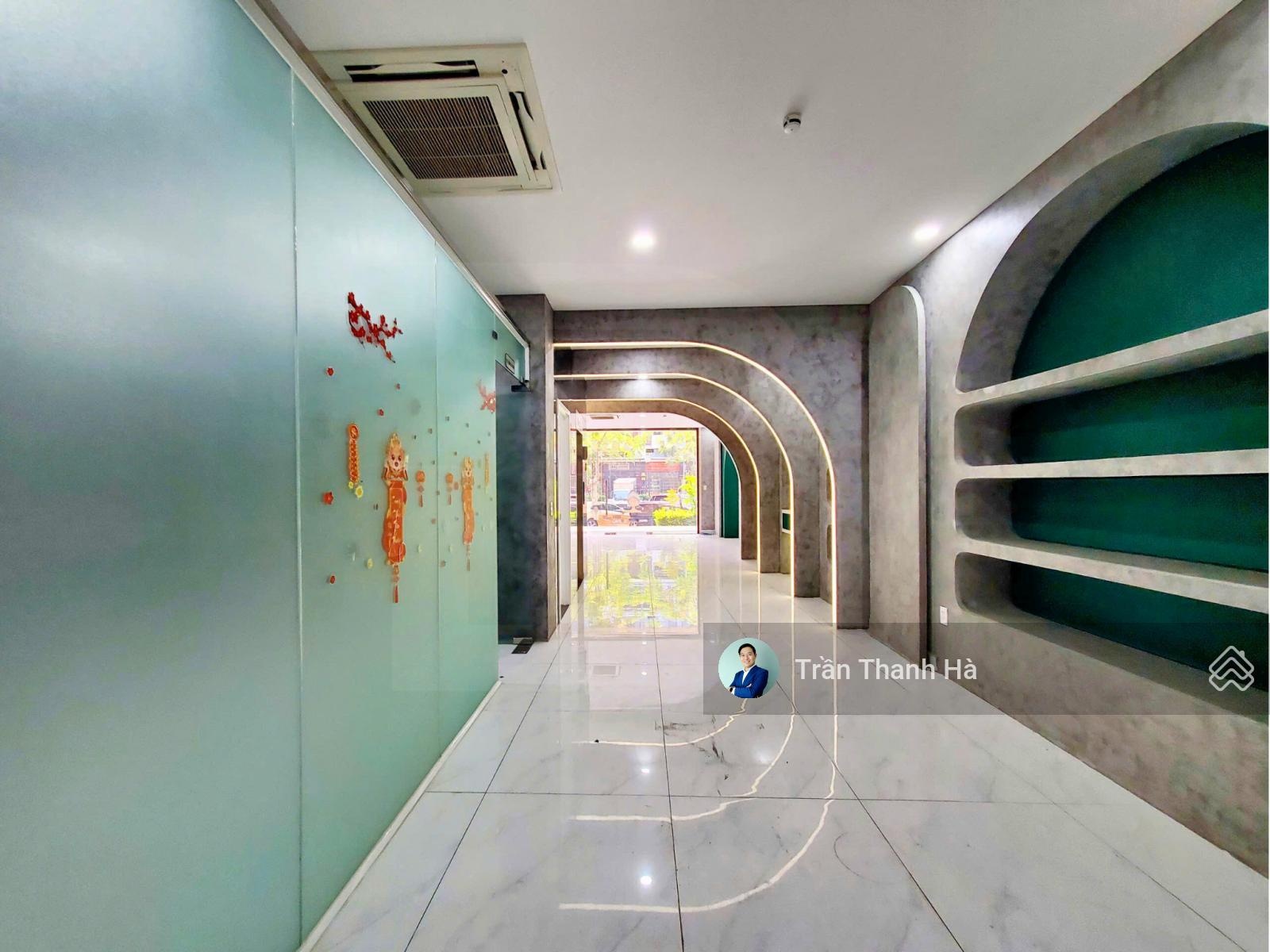 Cho thuê mặt tiền 7x20m ngăn vách kính sẵn, văn phòng chuyên nghiệp Vạn Phúc City