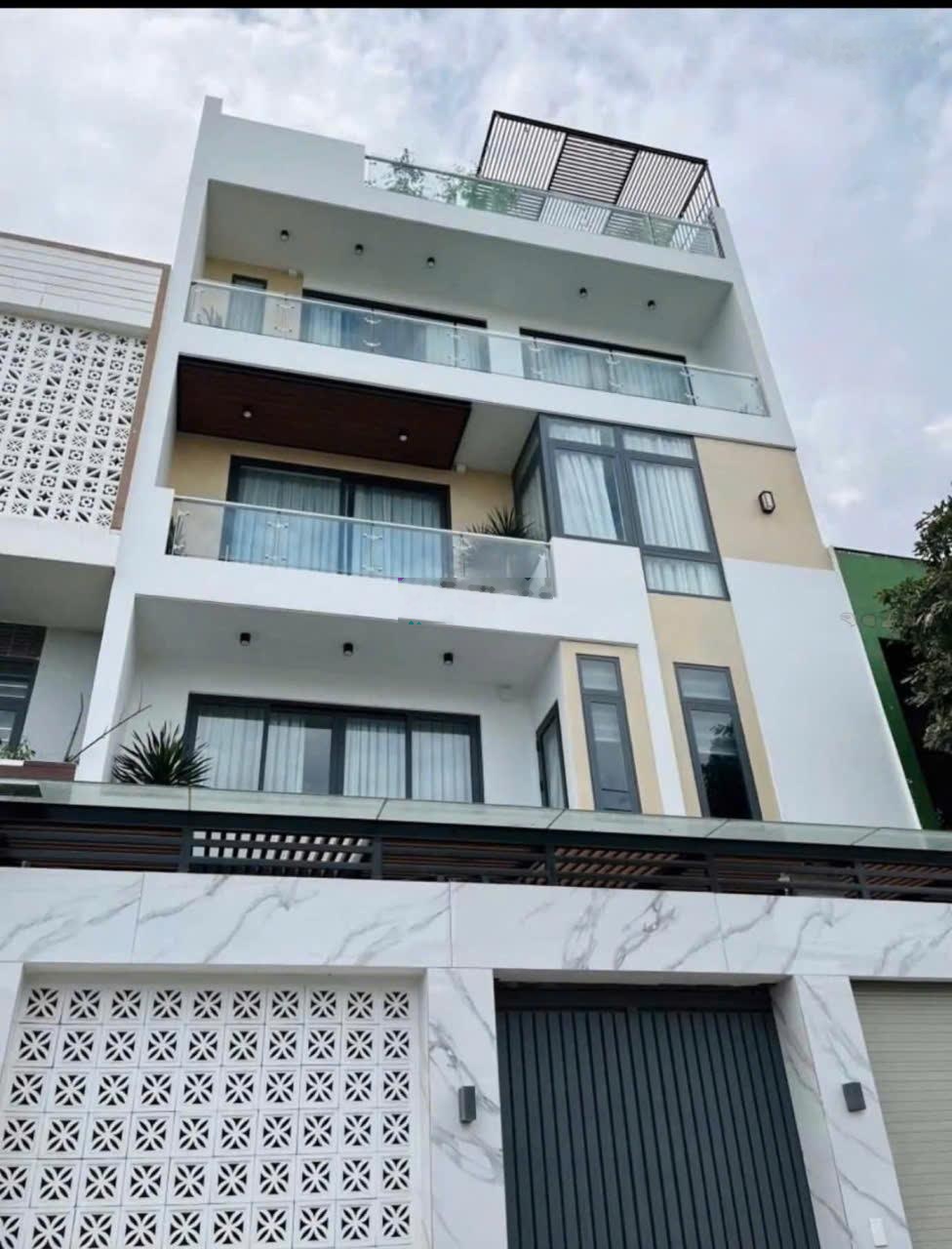 Bán nhà nhà 5 tấm hẻm lớn 8m Lạc Long Quân P5, Q11 DT: (6x15)m, 13PN 13WC. Giá: 10.5 tỷ (TL)