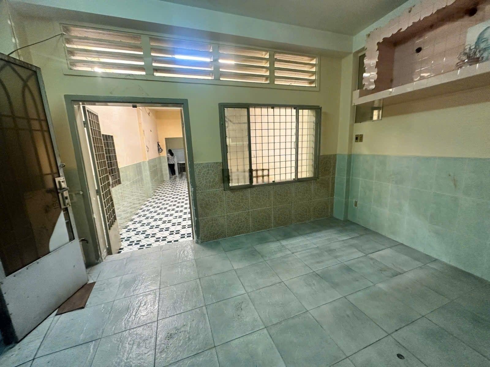 Trần Phú - quận 5 - 65m2 - xe hơi đỗ cửa - nhà cũ tiện xây mới - nhỉnh 8 tỷ