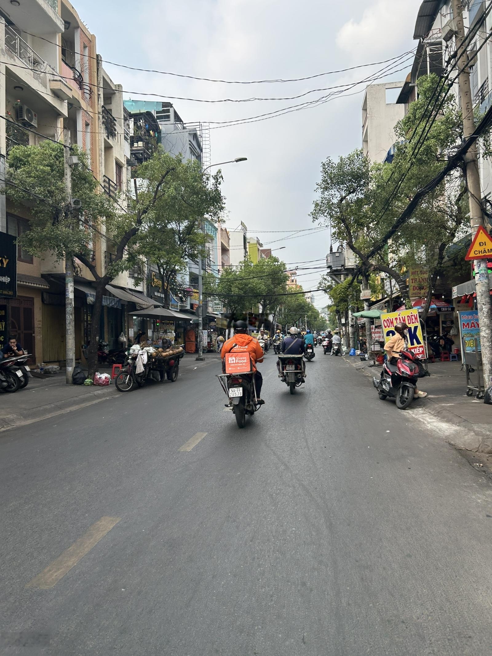 Nhà xây 3 tầng - cách đường vạn kiếp 20m - bán 9 tỷ