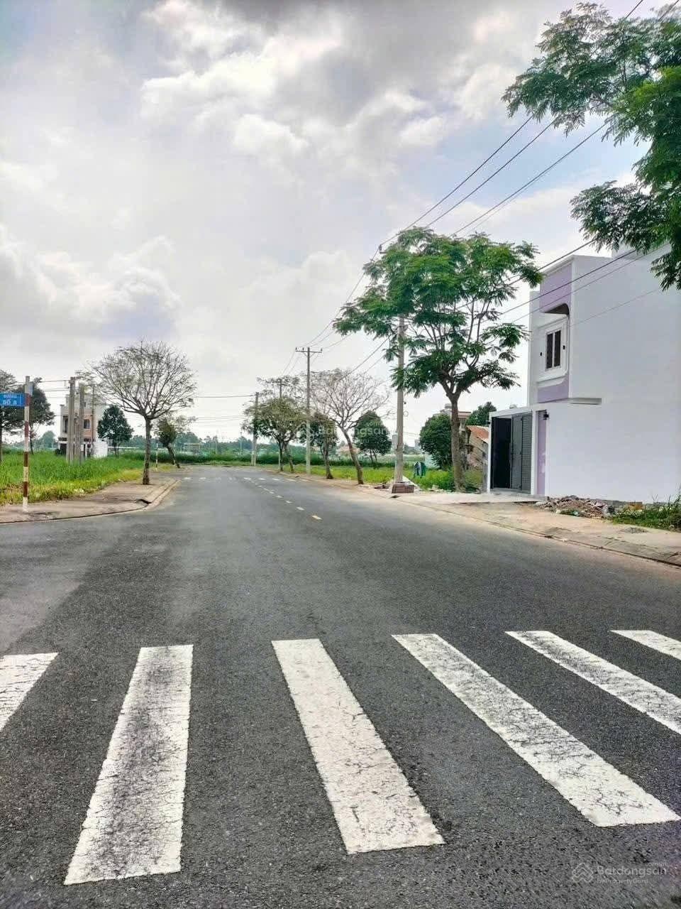 Cần bán vài căn nhà ở phố đi bộ Long Hậu Cần Giuộc có sổ hồng riêng vay bank