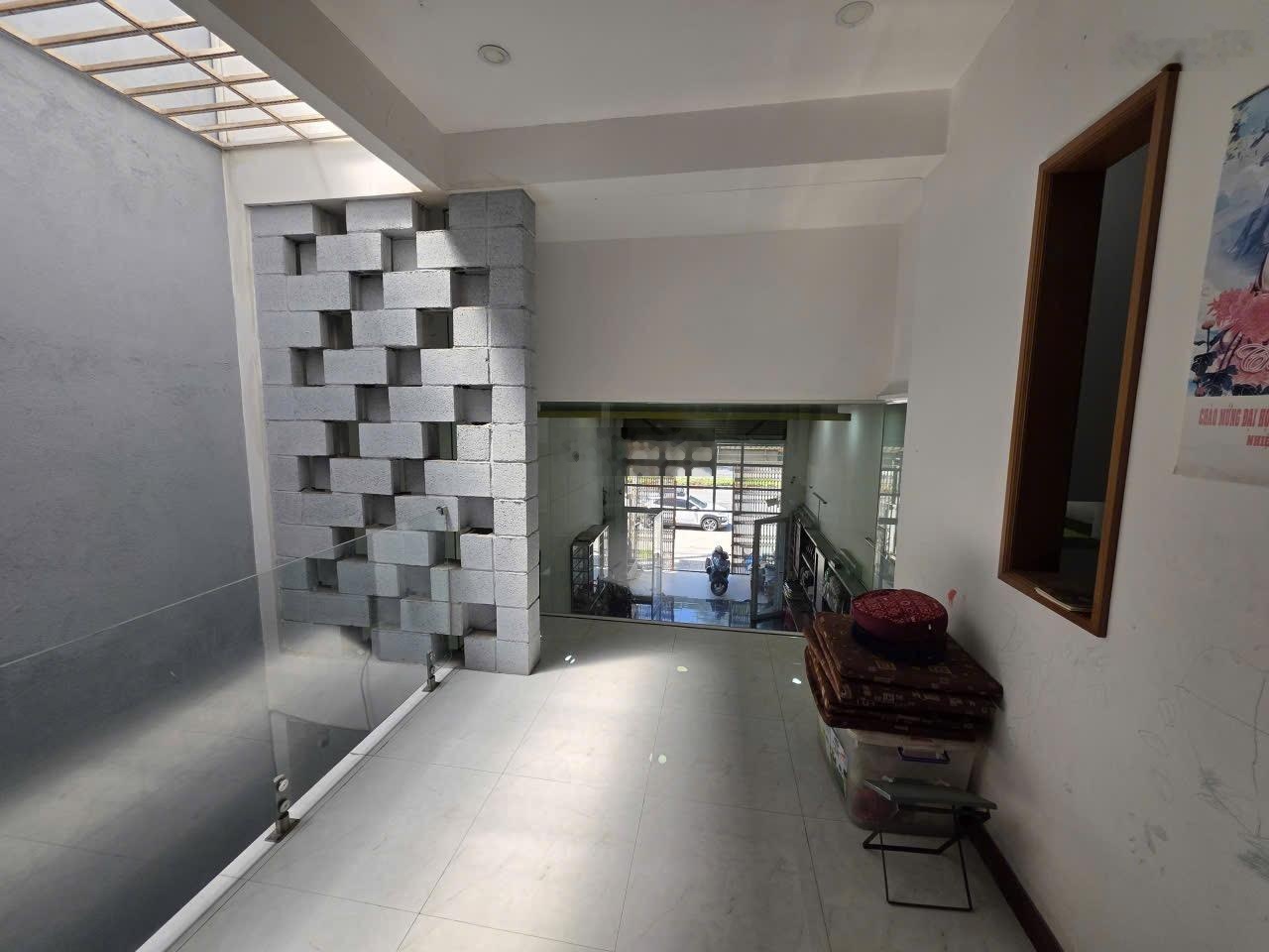 Bán căn nhà mt kinh doanh huỳnh văn luỹ - tp mới kế đường lê lợi , bình dương ( nay tp hcm )