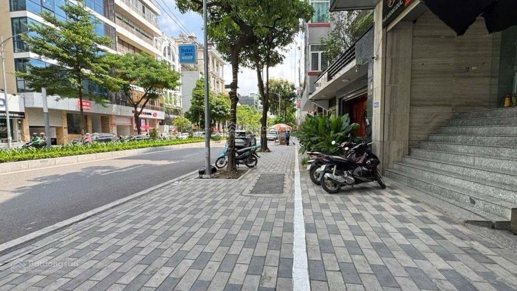 Bán nhà mặt phố Lạc Long Quân, Dt 140m, Mt 8m, Gara Ô tô, Kinh doanh, Vỉa hè, Giá: 98 tỷ